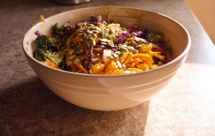 Light salad with lemon and olive oil for a savory vegetarian dinner